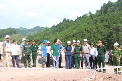 Đồng chí Chủ tịch UBND tỉnh và thành viên đoàn công tác khảo sát thực tế tiến độ triển khai dự án trường nội trú tại xã Kiên Mộc