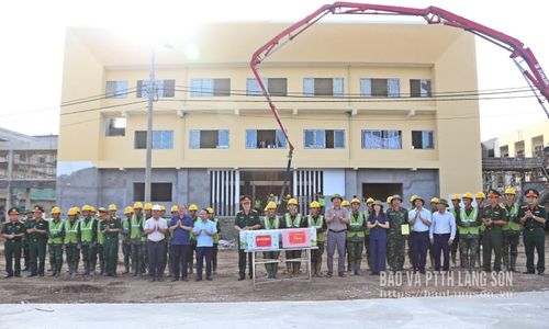 Đồng chí Chủ tịch UBND tỉnh và đoàn công tác tặng quà cán bộ chiến sĩ tham gia hỗ trợ thực hiện dự án xây dựng trường nội trú tại xã Khuất Xá
