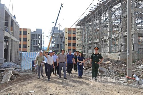 Đoàn công tác kiểm tra tiến độ xây dựng trường nội trú xã Khuất Xá