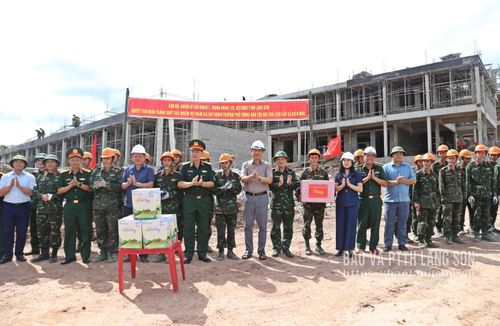 Đồng chí Chủ tịch UBND tỉnh và đoàn công tác tặng quà cán bộ chiến sĩ tham gia hỗ trợ thực hiện dự án xây dựng trường nội trú tại xã Kiên Mộc