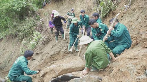 Đá sạt lở gây khó khăn cho công tác khắc phục tại nhiều vị trí.