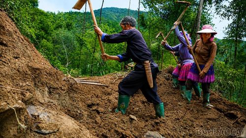 Ông Sùng A Mùa, thôn Hú Trù Lình tích cực tham gia khắc phục công trình thủy lợi.