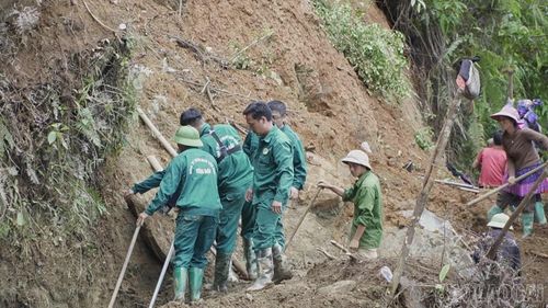 Cán bộ, công nhân Công ty TNHH Tân Phú tích cực tham gia khắc phục các công trình bị thiệt hại do mưa lũ.