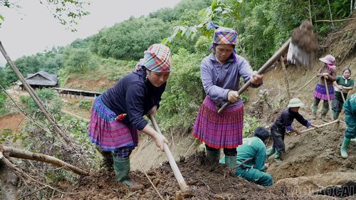 Phụ nữ địa phương tích cực tham gia khắc phục các tuyến kênh, mương.
