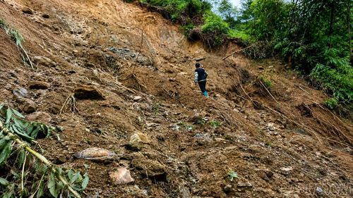 Nhiều tuyến kênh, mương dẫn nước bị đất đá vùi lấp hoàn toàn.