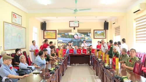 Các bác sĩ cùng Câu lạc bộ Trái tim nhân ái trao quà cho người bệnh.