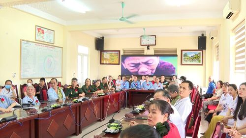 Các cựu chiến binh, thương bệnh binh và thân nhân người có công với cách mạng dự chương trình.