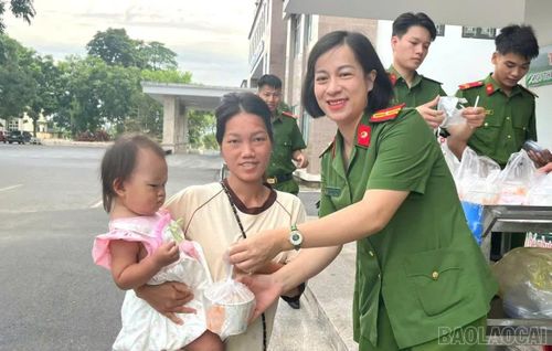 Cán bộ, chiến sĩ Phân trại tạm giam Bảo Thắng tổ chức chương trình "Nồi cháo yêu thương" tại Trung tâm Y tế khu vực Bảo Thắng.