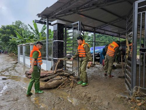 Thể hiện tinh thần gần dân, mỗi khi có thiên tai, cán bộ, chiến sĩ luôn là lực lượng có mặt đầu tiên giúp Nhân dân khắc phục khó khăn, hoạn nạn.