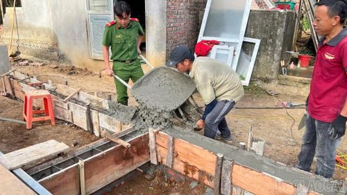 Cán bộ, chiến sĩ và đoàn viên Phân trại Tạm giam Văn Bàn hỗ trợ đình chị Phạm Thị Hương ngày công lao động trong quá trình xây dựng nhà ở.