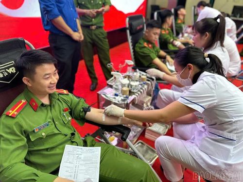 Cán bộ chiến sĩ Trại tạm giam số 1 Công an tỉnh tham gia hiến máu, góp phần cứu sống người bệnh.