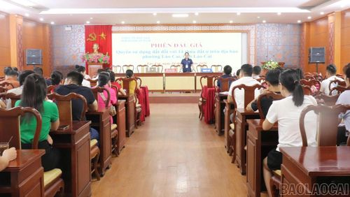 Quang cảnh phiên đấu giá.