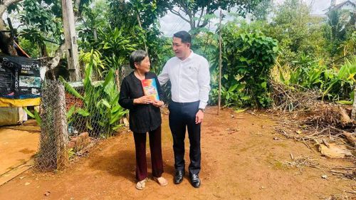 Ông Phan Anh Tuấn, TUV, Bí thư Đảng ủy, Chủ tịch HĐND xã Nhân Cơ trao tiền hỗ trợ làm nhà mới của 1 doanh nghiệp tư nhân địa phương cho gia đình bà Nguyễn Thị Thu Tâm, thôn 8