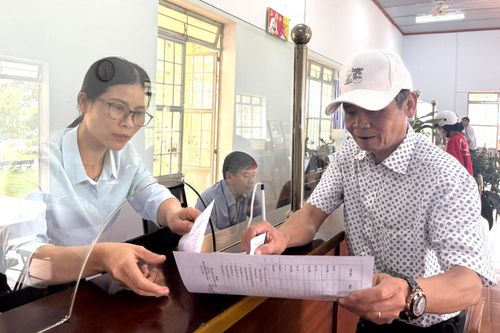 Người dân làm thủ tục tại Trung tâm phục vụ hành chính công của xã Tà Hine