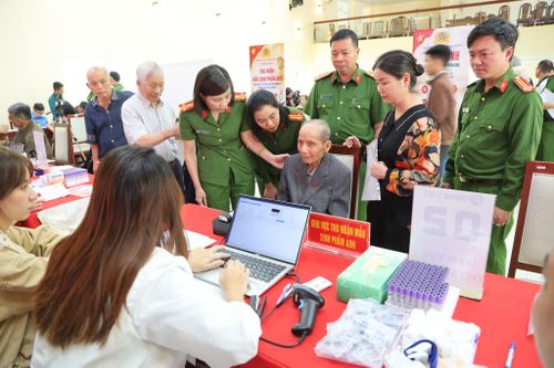 Trong đợt cao điểm từ ngày 23 - 26/7, Công an tỉnh Lâm Đồng phối hợp các đơn vị tổ chức thu nhận 1.521 mẫu sinh phẩm ADN thân nhân các liệt sĩ chưa xác định được thông tin trên địa bàn