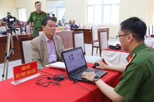 Ông Lê Văn Hòa, thân nhân liệt sĩ Nguyễn Văn Lộc chụp ảnh, làm các thủ tục nhập thông tin lên cơ sở dữ liệu ADN