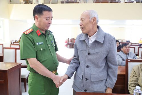 Đại tá Nguyễn Tường Vũ, Phó Giám đốc Công an tỉnh Lâm Đồng thăm hỏi, động viên thân nhân liệt sĩ