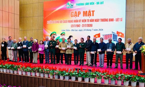 Đại diện lãnh đạo phường Lâm Viên - Đà Lạt tặng quà tri ân các gia đình chính sách tại địa phương