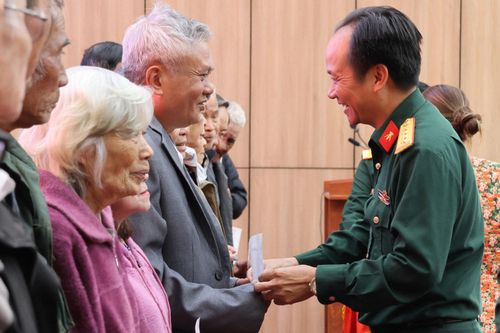 Đại diện đơn vị Học viện Lục quân trao quà tri ân các gia đình chính sách phường Lâm Viên - Đà Lạt
