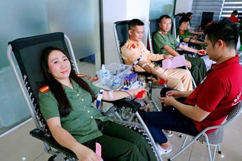 Cán bộ, chiến sĩ Công an tỉnh tham gia chương trình hiến máu tình nguyện “Giọt máu nghĩa tình vì đồng đội thân yêu” năm 2026.