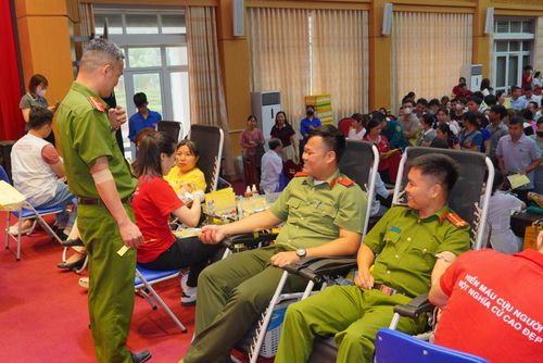 Cán bộ, chiến sĩ Công an phường Duy Tiên tham gia chương trình hiến máu tình nguyện được tổ chức tại phường Duy Tiên năm 2026.