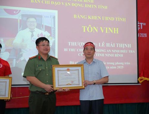 Lãnh đạo Ủy ban Mặt trận Tổ quốc Việt Nam tỉnh trao Bằng khen của Chủ tịch UBND tỉnh cho Đại úy Lê Hải Thịnh, Bí thư Chi đoàn Phòng An ninh điều tra, Công an tỉnh đã có thành tích xuất sắc trong phong trào hiến máu tình nguyện năm 2025. Ảnh: Anh Tuấn