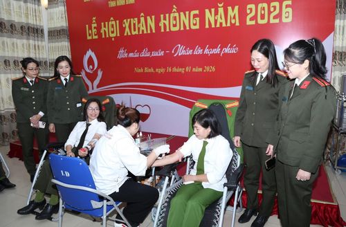 Cán bộ, chiến sĩ Công an tỉnh tham gia chương trình hiến máu tình nguyện “Lễ hội xuân hồng” năm 2026.