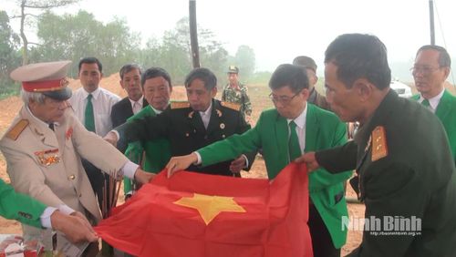 CCB Nguyễn Thiện Tỉnh (ngoài cùng bên phải) hỗ trợ tìm kiếm, cất bốc hài cốt liệt sĩ. (Ảnh do nhân vật cung cấp)