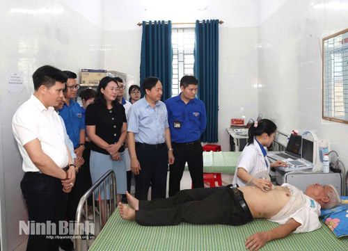 Người dân phường Yên Sơn nhận được sự quan tâm của các đơn vị, doanh nghiệp khi đi khám sàng lọc. Ảnh: Minh Quang