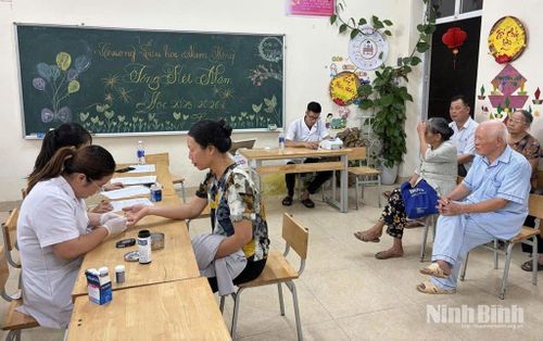 Người dân xã Nam Hồng tham gia khám sàng lọc do Bệnh viện đa khoa Nam Trực phối hợp với địa phương tổ chức. Ảnh: Phan Hiếu