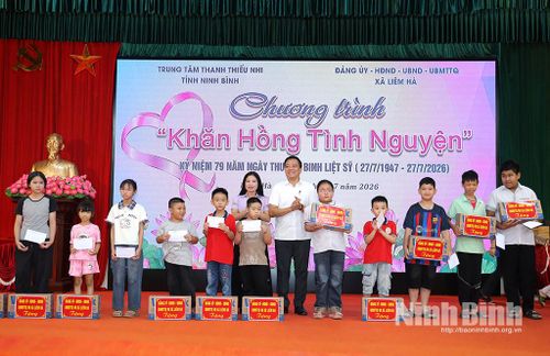 Lãnh đạo Trung tâm Thanh thiếu nhi tỉnh và xã Liêm Hà trao quà cho các em thiếu nhi xã Liêm Hà có hoàn cảnh đặc biệt khó khăn vươn lên trong học tập.