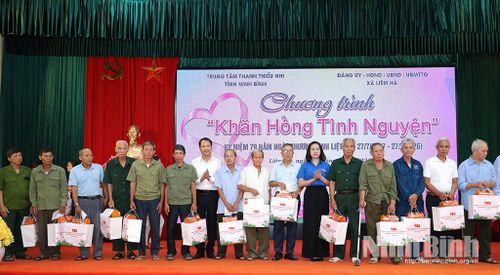 Lãnh đạo Ủy ban MTTQ Việt Nam tỉnh và Tỉnh đoàn trao quà cho thân nhân liệt sĩ, thương, bệnh binh, gia đình chính sách, người có công với cách mạng trên địa bàn xã Liêm Hà.