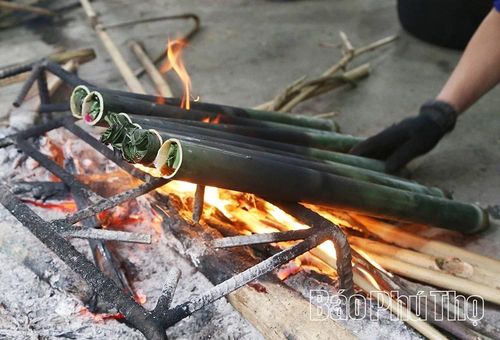 Những ống cơm lam được nướng trên bếp cho đến khi cơm chín đều.