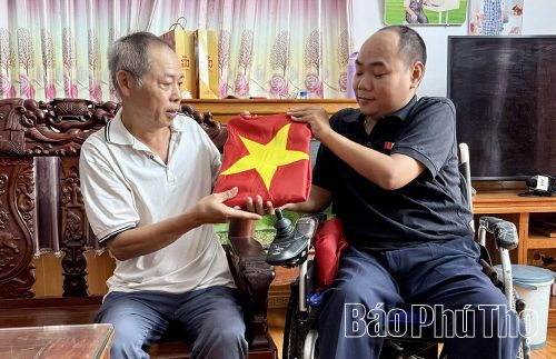 Ông Đặng Minh Đức, con trai liệt sĩ Đặng Trọng Thể phấn khởi khi nhận được ảnh của cha mình.