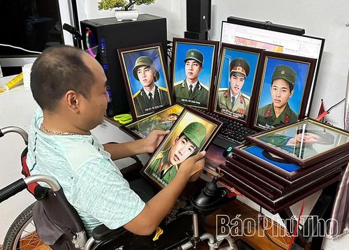 Dương Cao Thành đã tự tay phục dựng nhiều bức ảnh liệt sĩ đã cũ, mờ theo thời gian.