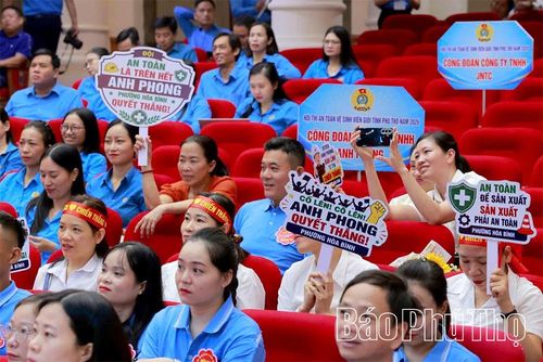 Các đoàn viên công đoàn, khán giả theo dõi, cổ vũ các đội thi.