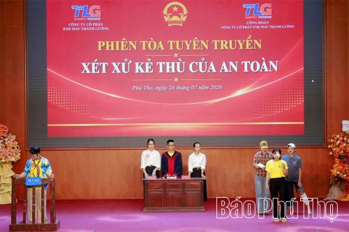 Phần thi chào hỏi được sân khấu hóa thành các tiểu phẩm, tình huống, mang đến các thông điệp ý nghĩa về đảm bảo vệ sinh, an toàn lao động.