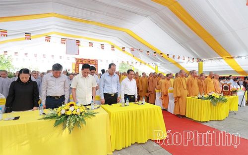Trong không khí trang nghiêm, các đại biểu dành một phút tưởng niệm, ghi nhớ công ơn của các Anh hùng liệt sĩ.
