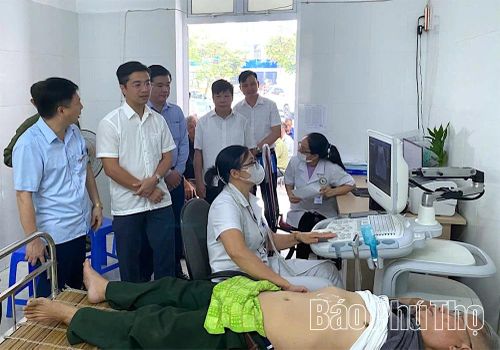 Lãnh đạo xã Quảng Yên cùng đoàn công tác thăm hỏi, động viên đội ngũ y, bác sĩ làm nhiệm vụ khám bệnh cho người có công tại Trạm Y tế xã.
