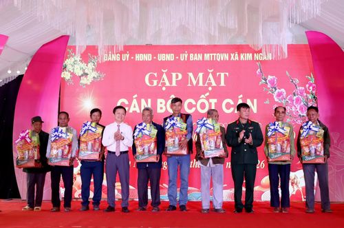 Lãnh đạo xã Kim Ngân tặng quà cho đội ngũ cán bộ cốt cán các bản trên địa bàn - Ảnh: V.M