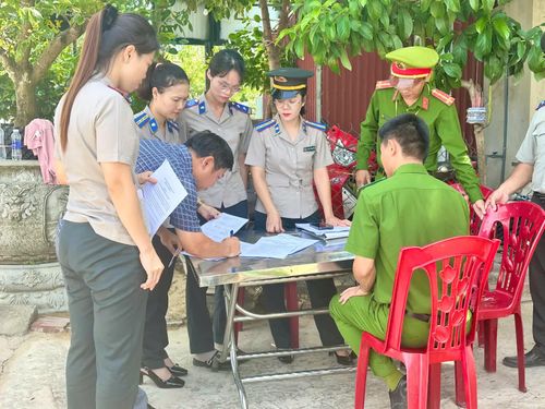 Đại diện các cơ quan chức năng lập biên bản, xác nhận kết quả cưỡng chế - Ảnh: Thùy Trang