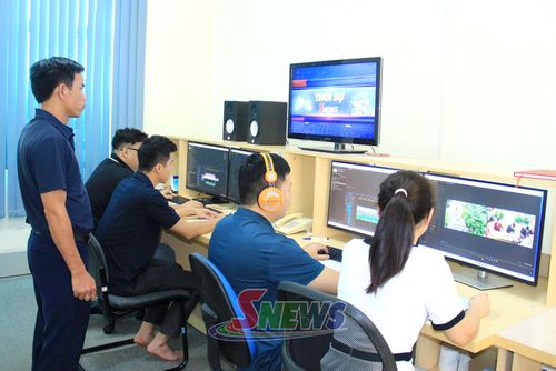 Bộ phận kỹ thuật xử lý hậu kỳ chương trình truyền hình.