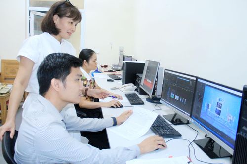 Phóng viên, kỹ thuật viên Phòng Thư ký biên tập, Báo và PTTH Sơn La xử lý kỹ thuật phóng sự truyền hình