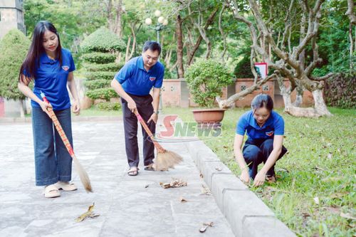 Đoàn viên, thanh niên dọn vệ sinh, chỉnh trang khuôn viên Nghĩa trang Liệt sĩ Nhà tù Sơn La.