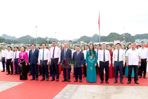 Các đại biểu dâng hoa tại Tượng đài Bác Hồ với đồng bào các dân tộc Tây Bắc.