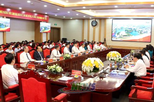 Các đại biểu xem phóng sự kết quả 6 tháng đầu năm 2026 của Cụm thi đua.