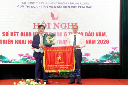 Đồng chí Phan Văn Hùng chuyển trao Cờ thi đua dẫn đầu phong trào thi đua yêu nước năm 2025 của Cụm thi đua các tỉnh miền núi biên giới phía Bắc cho tỉnh Cao Bằng.
