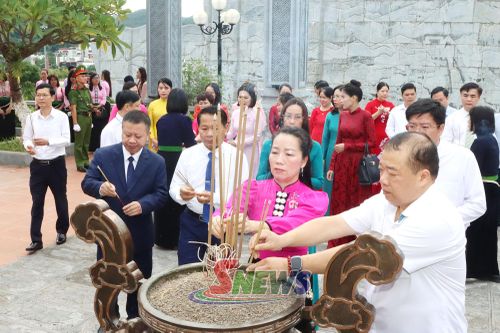 Các đại biểu dâng hương tại Đền thờ Bác Hồ.