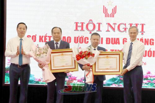 Đồng chí Phan Văn Hùng chuyển trao Bằng khen cho tỉnh Điện Biên và Lào Cai.