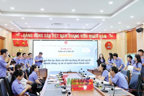 Các đội thi tham gia phần thi vượt chướng ngại vật.
